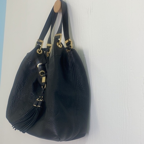 Michael Kors - Camden Black Pebbled Leather Shoulder Handbag With Snap Closure - Picture 15 of 16